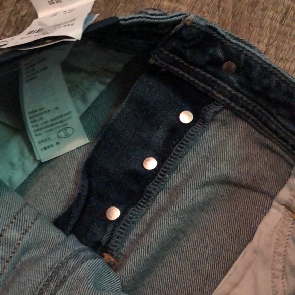 Hollister High-Rise Denim Curvy Mom Shorts 3” 28” Waist - Distressed Front NWT - Picture 8 of 9